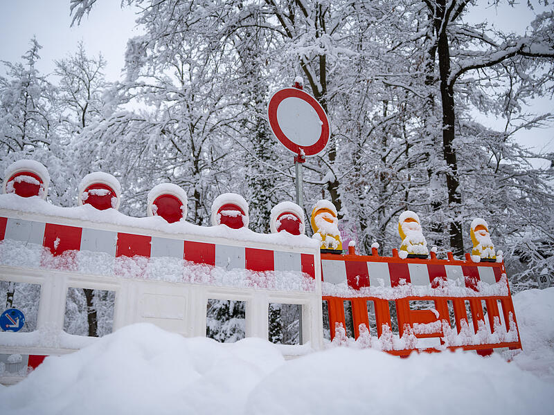 Vorsicht Schneebruch-Gefahr: Die Beh&ouml;rden haben eine Stra&szlig;e gesperrt