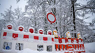 Vorsicht Schneebruch-Gefahr: Die Beh&ouml;rden haben eine Stra&szlig;e gesperrt