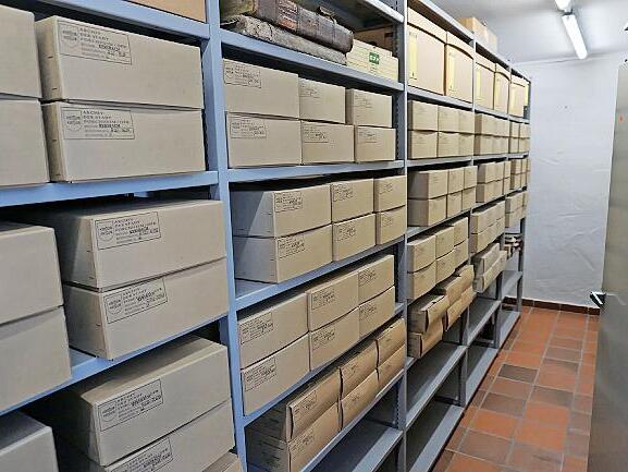 So sieht es im Stadtarchiv aus. Alles ist geordnet und jede Kiste beschriftet.