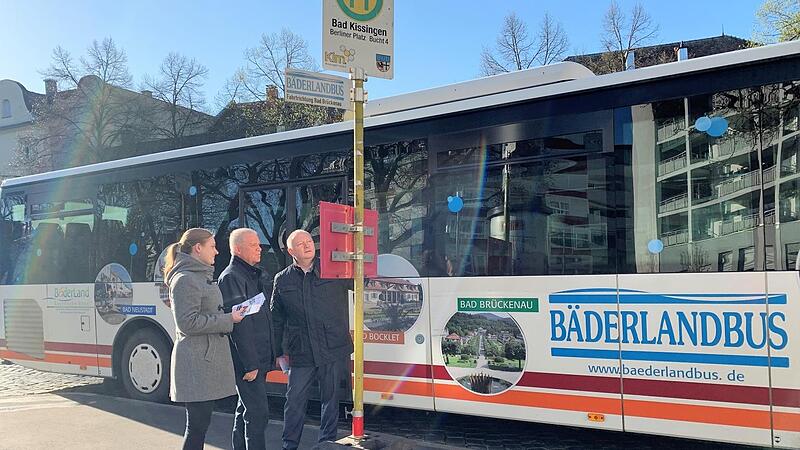 Am 1. Mai starten die Freizeitbusse, damit steht ein zusätzliches, touristisches Nahverkehrsangebot zur Verfügung. Auf dem Foto (von links) Nora Schwetje, Kreisentwicklung ÖPNV, Michael Schäder, Nahverkehrsbeauftragter, und Landrat Thomas Bold. Am 1. Mai starten die Freizeitbusse, damit steht ein zusätzliches, touristisches Nahverkehrsangebot zur Verfügung. Auf dem Foto (von links) Nora Schwetje, Kreisentwicklung ÖPNV, Michael Schäder, Nahverkehrsbeauftragter, und Landrat Thomas Bold.
