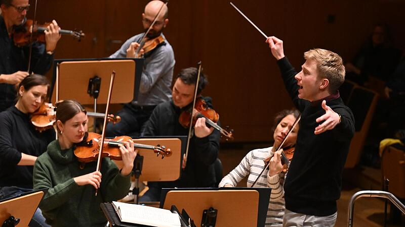 Schon in der Generalprobe  in der Bamberger Konzerthalle  war Patrick Hahn (r.)    voller Spannung.