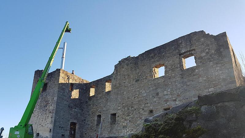 Dünn wie ein Bleistift wirkt die 11 Meter hohe Treppenspindel, als sie vom Kran in den Turm der Ruine eingesetzt wird.