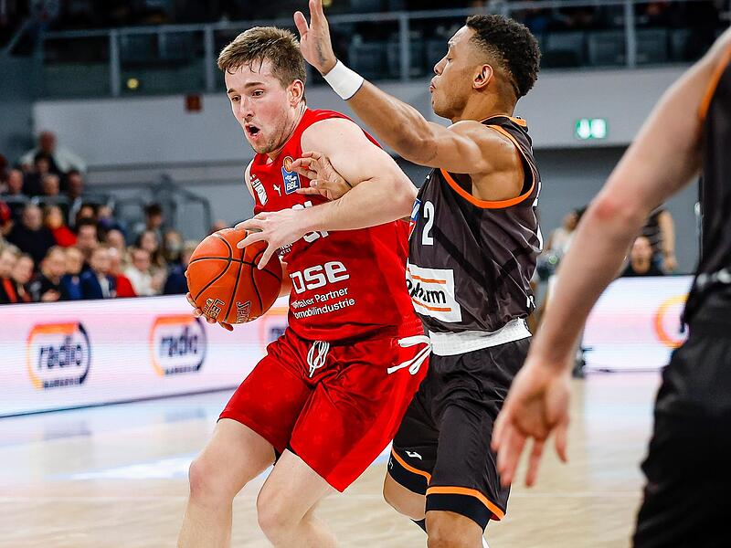 Spencer Reaves (links) setzt sich gegen Yago dos Santos durch und zieht zum Korb.