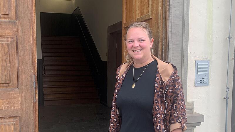 Die Tür zum Jugendraum in der Zehntscheune steht ab Montag, 27. Mai, wieder offen. Anna-Lena Deen ist die neue Gemeindejugendpflegerin in Münnerstadt. Sie wird zusammen mit Nicole Taubmann die Jugendlichen betreuen. Die Tür zum Jugendraum in der Zehntscheune steht ab Montag, 27. Mai, wieder offen. Anna-Lena Deen ist die neue Gemeindejugendpflegerin in Münnerstadt. Sie wird zusammen mit Nicole Taubmann die Jugendlichen betreuen.