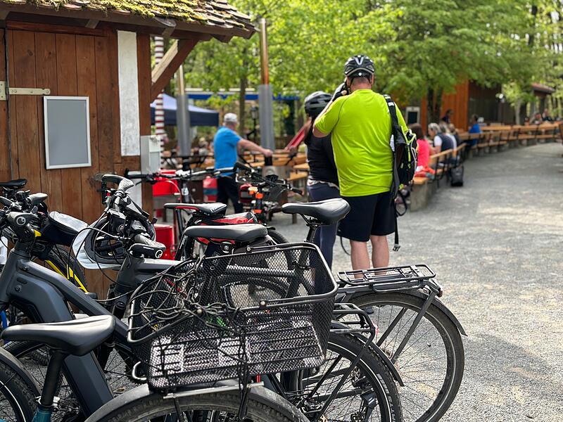 Mancher hatte sich auch mit dem Rad auf den Weg zum Kreuzberg mit seinen drei Bierkellern gemacht.Ein bisschen Sommer im April - und die Massen stürmen die Fränkische Schweiz Mancher hatte sich auch mit dem Rad auf den Weg zum Kreuzberg mit seinen drei Bierkellern gemacht.