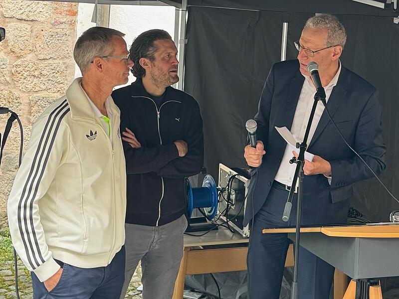 Harm Ohlmeyer (Adidas) und Arne Freundt (Puma) werden von B&uuml;rgermeister German Hacker (v.&nbsp;l.) befragt.