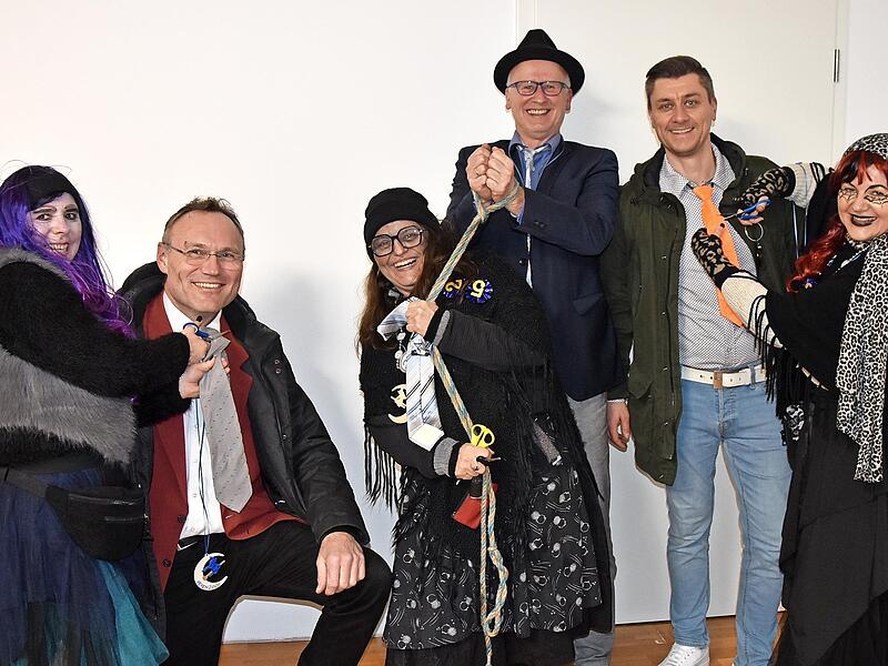 F&uuml;r die B&uuml;rgermeisterkandidaten Stefan Seubert (links) und Thomas Zettelmeier (rechts) hie&szlig; es genauso wie f&uuml;r B&uuml;rgermeister Stefan Paulus (Mitte): &bdquo;Schnipp, schnapp, Krawatte ab&ldquo;.