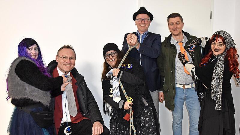 F&uuml;r die B&uuml;rgermeisterkandidaten Stefan Seubert (links) und Thomas Zettelmeier (rechts) hie&szlig; es genauso wie f&uuml;r B&uuml;rgermeister Stefan Paulus (Mitte): &bdquo;Schnipp, schnapp, Krawatte ab&ldquo;.