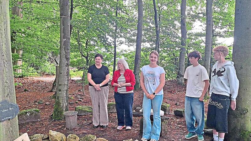 Kronachs B&uuml;rgermeisterin Angela Hofmann und Loretta Steinh&auml;user (v.l.) mit weiteren Angeh&ouml;rigen der der Umweltgruppe bei der Einweihung. Kaspar-Zeu&szlig;-Gymnasium