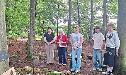 Kronachs Bürgermeisterin Angela Hofmann und Loretta Steinhäuser (v.l.) mit weiteren Angehörigen der der Umweltgruppe bei der Einweihung. Kaspar-Zeuß-Gymnasium Kronachs Bürgermeisterin Angela Hofmann und Loretta Steinhäuser (v.l.) mit weiteren Angehörigen der der Umweltgruppe bei der Einweihung. Kaspar-Zeuß-Gymnasium