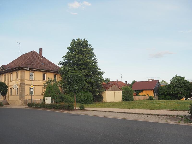 Auf das Grundstück (Grünfläche) gegenüber dem alten Rathaus soll das neue Rathaus gebaut werden. Auch über das Gebäude der ehemaligen Bäckerei (gelbes Haus) ging es in der Gemeinderatssitzung von Weidhausen.