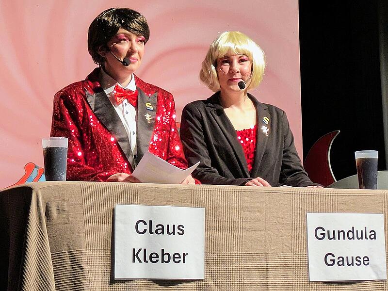Reporter Claus Kleber (Jaqueline D&uuml;nisch) und Gundula Gause (Liane Hemmert) brachten in ihrem &bdquo;St&auml;nich-Report&ldquo; wieder weltbewegende Nachrichten aus der unterfr&auml;nkischen Metropole.