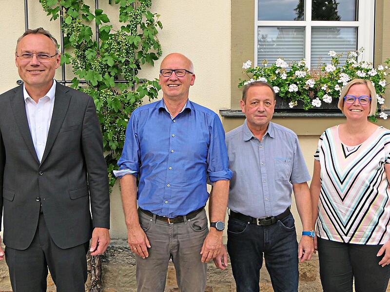 Beim Wasserzweckverband Knetzgau-Sand-Wonfurt fand ein personeller Wechsel statt. Bürgermeister Stefan Seubert (links) verabschiedete den langjährigen Verbandsvorsitzenden Stefan Paulus sowie Geschäftsführer Robert Selig und begrüßte zugleich dess... Beim Wasserzweckverband Knetzgau-Sand-Wonfurt fand ein personeller Wechsel statt. Bürgermeister Stefan Seubert (links) verabschiedete den langjährigen Verbandsvorsitzenden Stefan Paulus sowie Geschäftsführer Robert Selig und begrüßte zugleich dess...