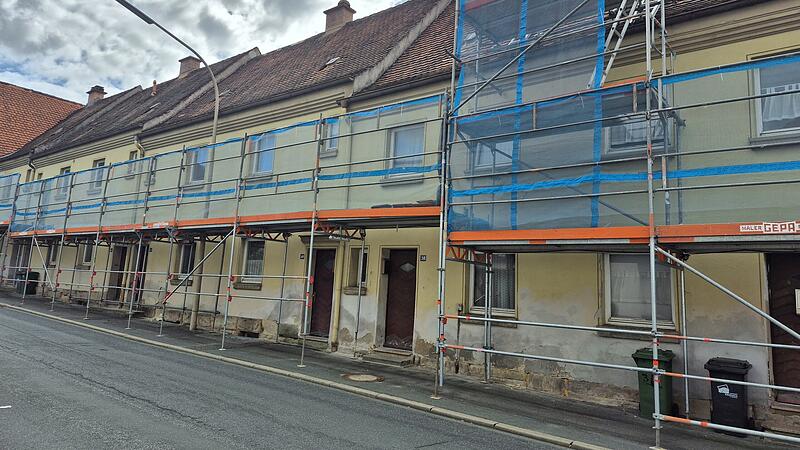 Marode, aber laut Stadtplaner &bdquo;unverbastelt&ldquo;: Wie die &bdquo;Gelben H&auml;user&ldquo; wirklich zum Denkmal wurden.