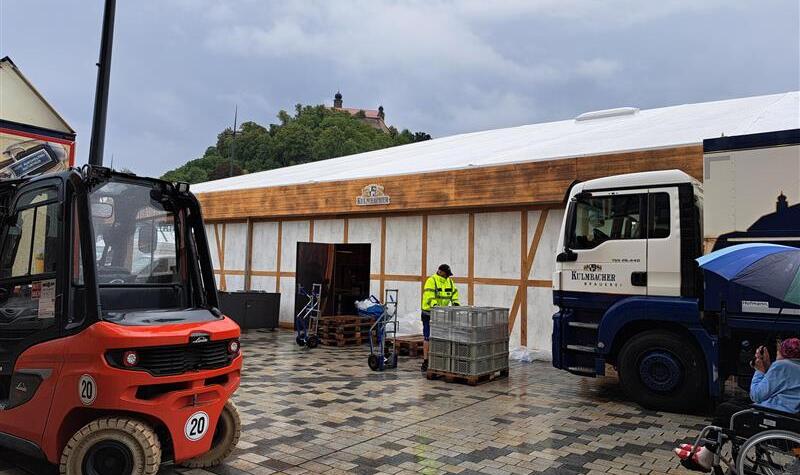 Drei Tage vor dem Anstich der Kulmbacher Bierwoche wird im und um den Stadel flei&szlig;ig gewuselt. Auch das Wetter muss sich erst noch auf festlich einstellen.