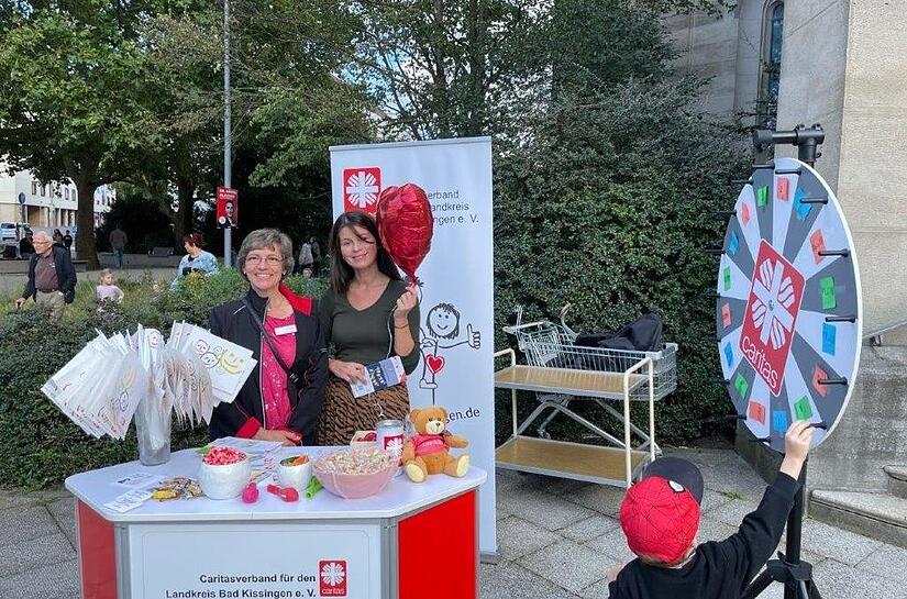 Auf dem Bild sind am Caritias-Stand vor der Herz-Jesu Stadtpfarrkirche (von links) Theresia Schodorf-Friedrich und Nathalie Flügel beim Kinderstadtmarkt am vergangenen Sonntag.