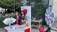 Auf dem Bild sind am Caritias-Stand vor der Herz-Jesu Stadtpfarrkirche (von links) Theresia Schodorf-Friedrich und Nathalie Fl&uuml;gel beim Kinderstadtmarkt am vergangenen Sonntag.