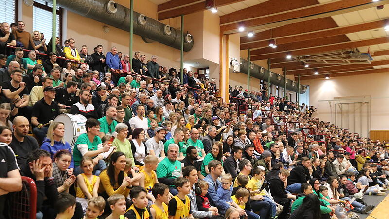 Eine proppenvolle Hans-Jung-Halle: Die Breiteng&uuml;&szlig;bacher Fans werden trotz Aufstieg in der kommenden Saison jedoch keinen ProB-Basketball sehen.