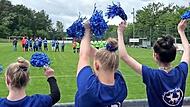 Die Cheerleader-Gruppe der Katharinen-Schule feuerte die Fußballerinnen und Fußballer kräftig an. Die Cheerleader-Gruppe der Katharinen-Schule feuerte die Fußballerinnen und Fußballer kräftig an.