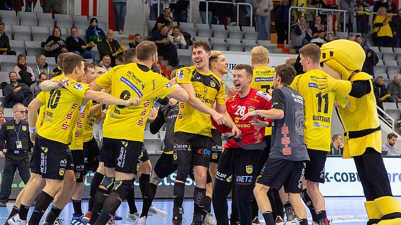 Ein T&auml;nzchen nach dem Derbysieg: Der HSC Coburg jubelt nach dem Spiel gegen die W&ouml;lfe W&uuml;rzburg. Gro&szlig;e Freude herrschte aber trotzdem nicht.