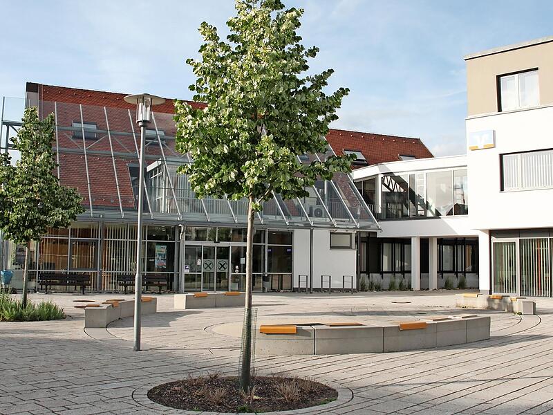 Der Platz vor der VR Bank muss stärker beschattet werden. Das fordert Gemeinderat Jeremias Krause (JWU). Zwei Bäume reichen seines Erachtens nicht aus. Der Platz vor der VR Bank muss stärker beschattet werden. Das fordert Gemeinderat Jeremias Krause (JWU). Zwei Bäume reichen seines Erachtens nicht aus.