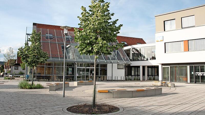 Der Platz vor der VR Bank muss stärker beschattet werden. Das fordert Gemeinderat Jeremias Krause (JWU). Zwei Bäume reichen seines Erachtens nicht aus. Der Platz vor der VR Bank muss stärker beschattet werden. Das fordert Gemeinderat Jeremias Krause (JWU). Zwei Bäume reichen seines Erachtens nicht aus.