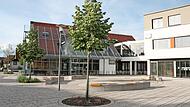 Der Platz vor der VR Bank muss stärker beschattet werden. Das fordert Gemeinderat Jeremias Krause (JWU). Zwei Bäume reichen seines Erachtens nicht aus. Der Platz vor der VR Bank muss stärker beschattet werden. Das fordert Gemeinderat Jeremias Krause (JWU). Zwei Bäume reichen seines Erachtens nicht aus.