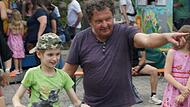 In welche Richtung steuert das Fahrradmuseum um Inhaber Ivan Sojc (hier mit Fahrradfan Jean beim Stadtfest)? Dazu gab es ein Gespr&auml;ch im Landratsamt Bad Kissingen.