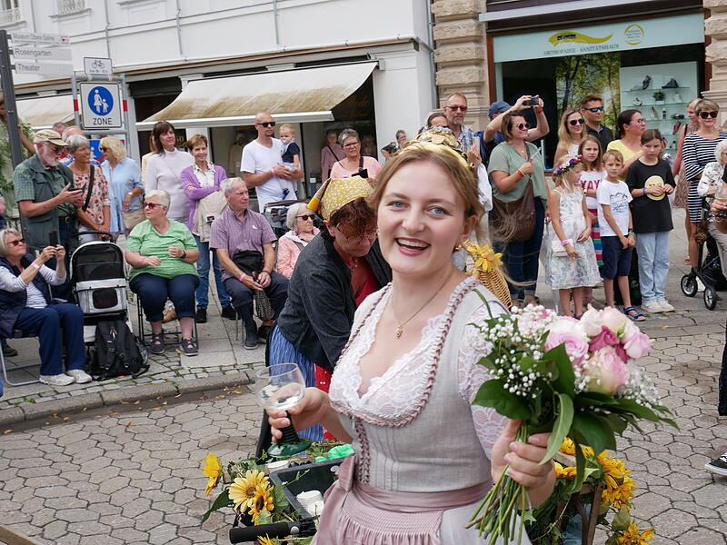 Weinprinzessin Linda Keller war mit Weinbauverein aus Ramsthal unterwegs.