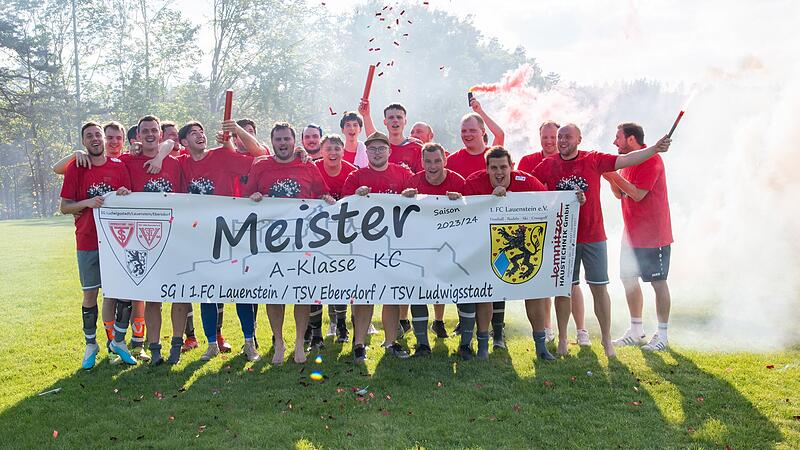 Die SG Lauenstein/Ebersdorf/Ludwigsstadt II feiert die Meisterschaft in der A-Klasse 4. Die SG Lauenstein/Ebersdorf/Ludwigsstadt II feiert die Meisterschaft in der A-Klasse 4.