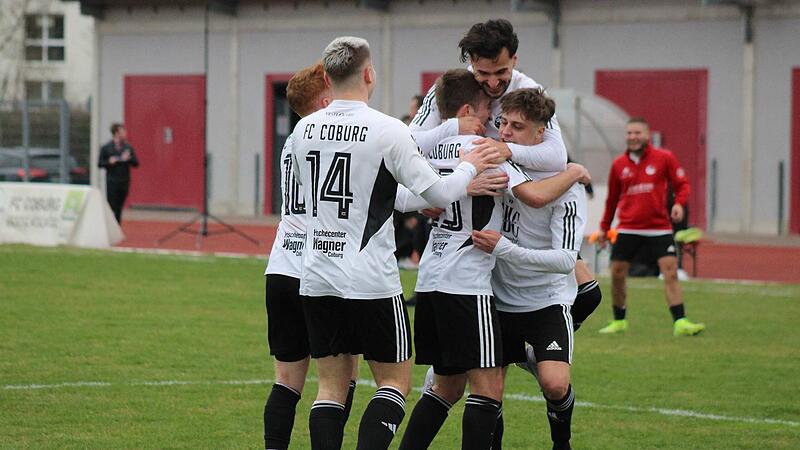Jubel bei den Vestekickern &uuml;ber das goldene Tor gegen Aschaffenburg.