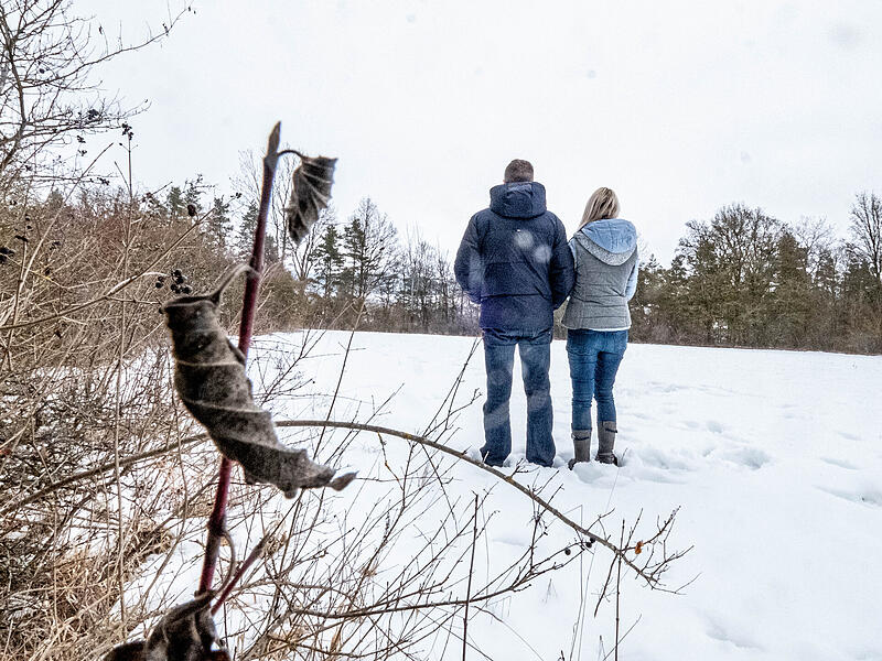 Das Ehepaar Hornung auf dem Grundst&uuml;ck am Steilweg. Die Hecke l