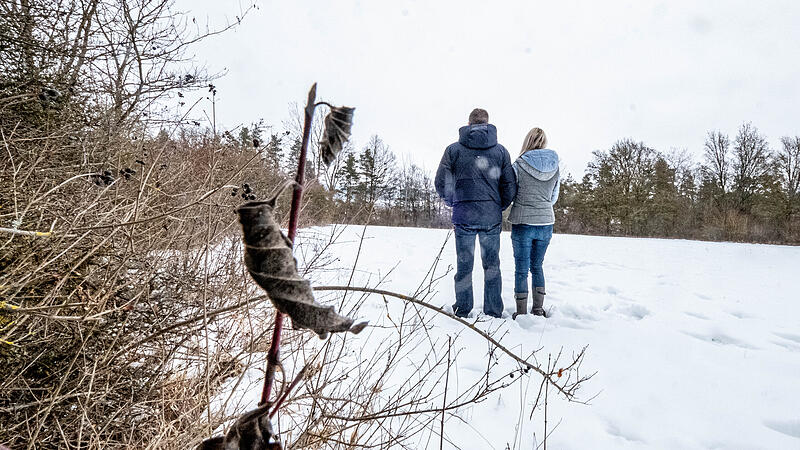 Das Ehepaar Hornung auf dem Grundst&uuml;ck am Steilweg. Die Hecke l