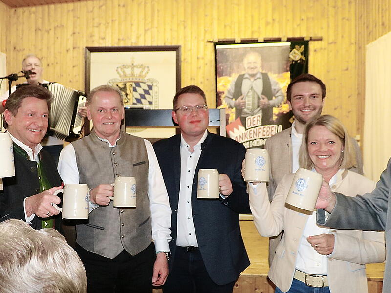 Prost! mit dem ersten Leonhardor: &bdquo;Ozapft is&ldquo;.