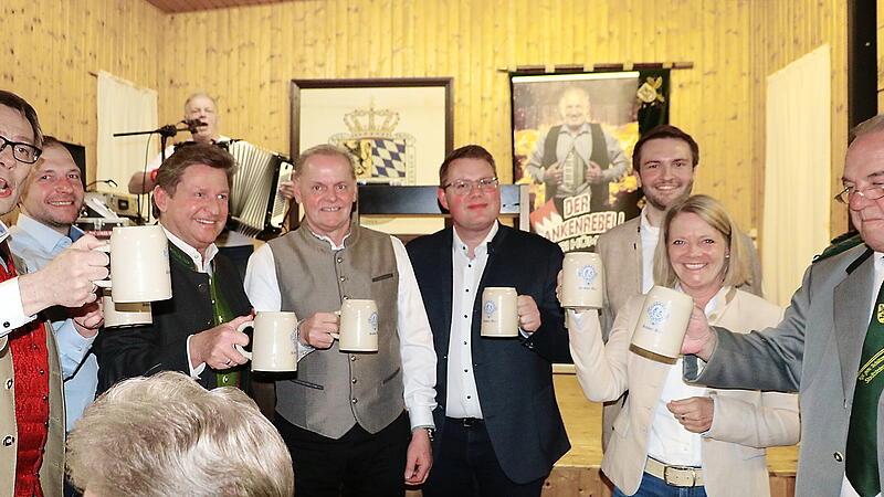 Prost! mit dem ersten Leonhardor: &bdquo;Ozapft is&ldquo;.