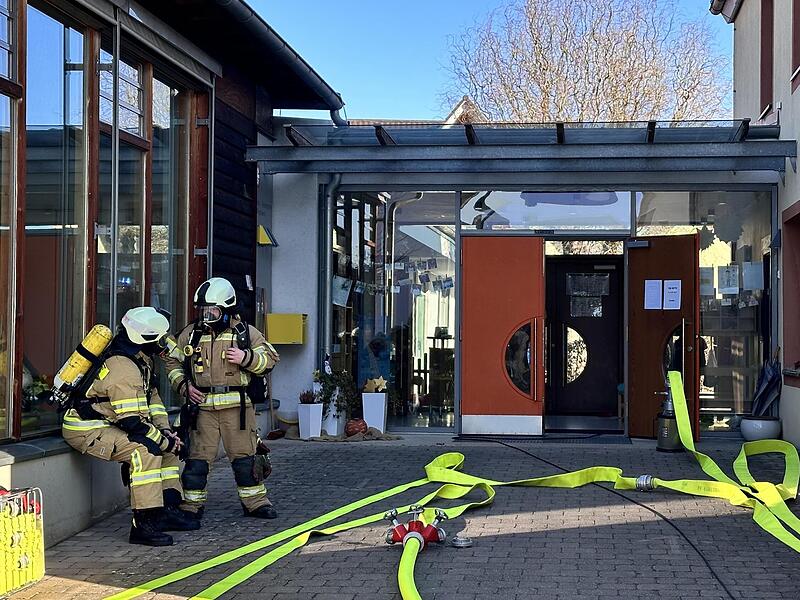 Mit schwerem Atemschutz drangen Feuerwehrleute ins Innere des Kindergartens ein, um nach der m&ouml;glichen Schadensursache Ausschau zu halten und weitere Gefahren einzud&auml;mmen.