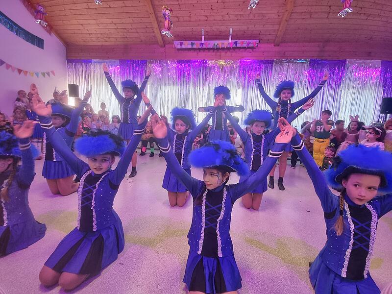 Der Kinderfasching des 1. FC Burk in Forchheim &uuml;berrascht mit vielen H&ouml;hepunkten und ausgelassener Stimmung.
