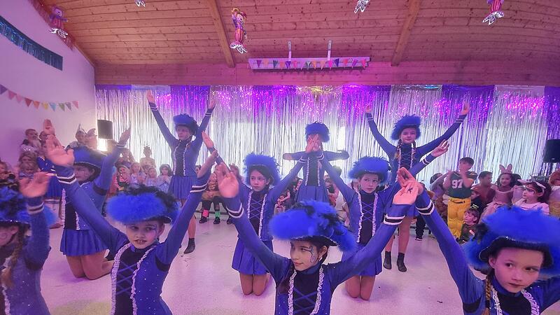 Der Kinderfasching des 1. FC Burk in Forchheim &uuml;berrascht mit vielen H&ouml;hepunkten und ausgelassener Stimmung.
