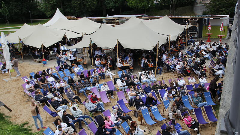 Public Viewing am Stadtstrand in Bad Kissingen: Trotz des wechselhaften Wetters sind zahlreiche Fans gekommen, um das Auftaktspiel der Nationalelf gemeinsam zu verfolgen. Public Viewing am Stadtstrand in Bad Kissingen: Trotz des wechselhaften Wetters sind zahlreiche Fans gekommen, um das Auftaktspiel der Nationalelf gemeinsam zu verfolgen.