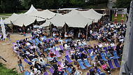Public Viewing am Stadtstrand in Bad Kissingen: Trotz des wechselhaften Wetters sind zahlreiche Fans gekommen, um das Auftaktspiel der Nationalelf gemeinsam zu verfolgen. Public Viewing am Stadtstrand in Bad Kissingen: Trotz des wechselhaften Wetters sind zahlreiche Fans gekommen, um das Auftaktspiel der Nationalelf gemeinsam zu verfolgen.