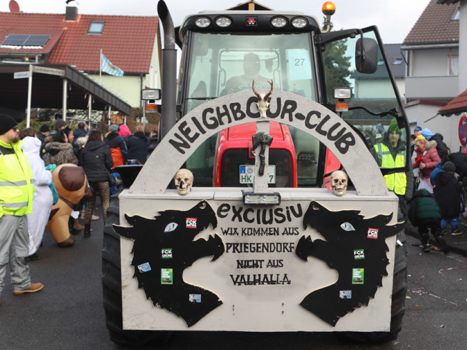 Der Baunacher Wagen beim Gaudiwurm in Hallstadt wirft Fragen auf: Woher kommen die Aufkleber? Wie kommen Höcke-Aufkleber an Baunacher Faschingswagen?
