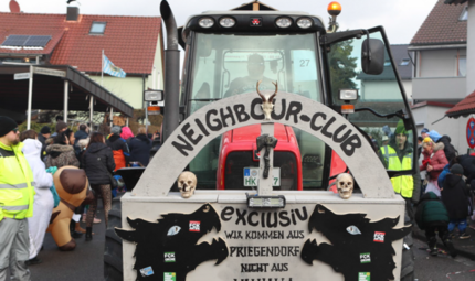 Wie kommen H&ouml;cke-Aufkleber an  Baunacher Faschingswagen?