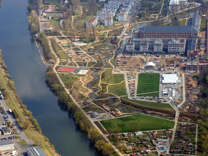 Blick auf das Landesgartenschaugelände von oben im Jahr 2012: Damals war das Wohnquartier auf der Erba-Insel noch im Entstehen. Auch das Schleusenwärterhäuschen, in dem jetzt ein Café ist, war noch nicht saniert.Landesgartenschau feiert Jubiläum Blick auf das Landesgartenschaugelände von oben im Jahr 2012: Damals war das Wohnquartier auf der Erba-Insel noch im Entstehen. Auch das Schleusenwärterhäuschen, in dem jetzt ein Café ist, war noch nicht saniert.