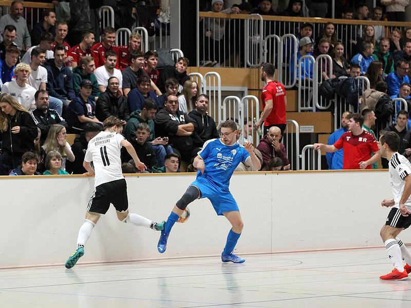 In der Burgebracher Windeckhalle steigt Ende Januar die bayerische Hallenmeisterschaft.. Dann aber nicht wie auf diesem Bild mit Rundumbande, sondern nach Futsal-Regeln.
