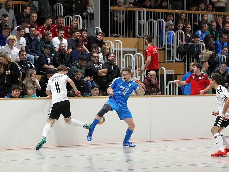 In der Burgebracher Windeckhalle steigt Ende Januar die bayerische Hallenmeisterschaft.. Dann aber nicht wie auf diesem Bild mit Rundumbande, sondern nach Futsal-Regeln. In der Burgebracher Windeckhalle steigt Ende Januar die bayerische Hallenmeisterschaft.. Dann aber nicht wie auf diesem Bild mit Rundumbande, sondern nach Futsal-Regeln.