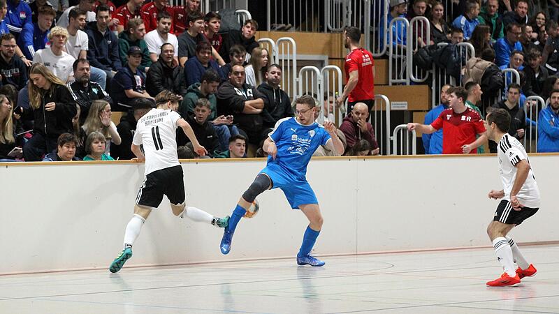In der Burgebracher Windeckhalle steigt Ende Januar die bayerische Hallenmeisterschaft.. Dann aber nicht wie auf diesem Bild mit Rundumbande, sondern nach Futsal-Regeln.