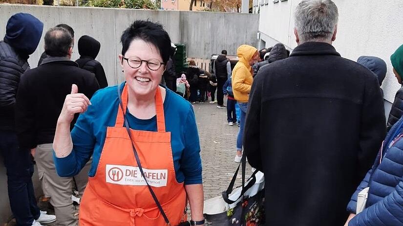 Katharina Müller steht Anfang November 2023 inmitten von Menschen, die sich im Kitzinger Depot für Lebensmittel anstellen. Katharina Müller steht Anfang November 2023 inmitten von Menschen, die sich im Kitzinger Depot für Lebensmittel anstellen.