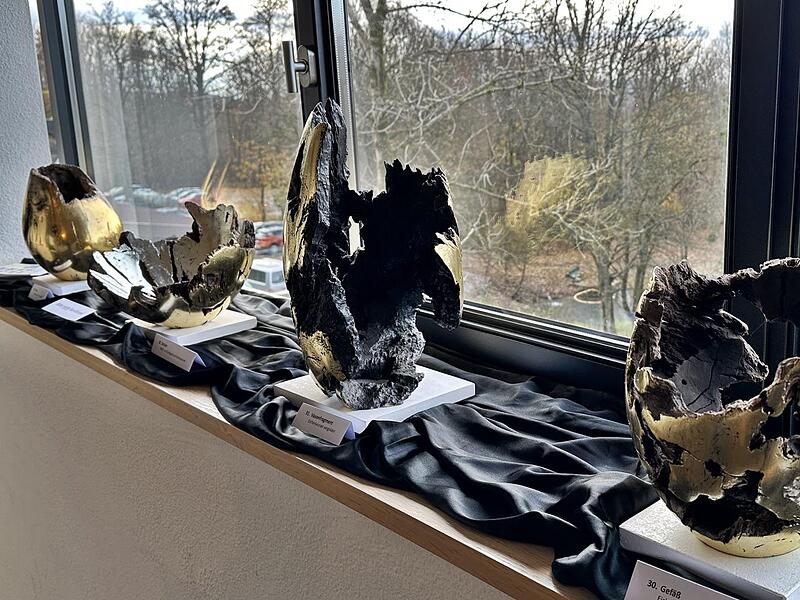 Goldenen Gefäßen gleichen die Baumwurzeln, die der Rhöner Bildhauer bearbeitet hat.