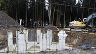 Die Bodenplatte für die 100-Tonnen-Konstruktion ist über neun gegossene Säulen tiefgegründet und mit dem Felsen im Untergrund verzahnt. Die Bodenplatte für die 100-Tonnen-Konstruktion ist über neun gegossene Säulen tiefgegründet und mit dem Felsen im Untergrund verzahnt.