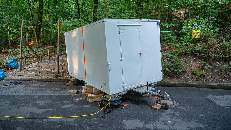 Tragischer Zwischenfall bei Annafest Aufbau - Verkaufsanh&auml;nger &uuml;berrollt Ehepaar.